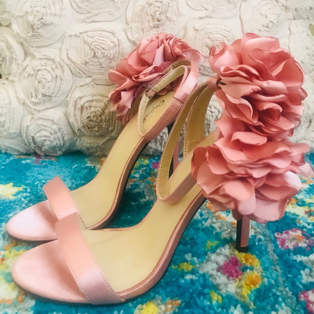 Women’s rose satin heels🌹